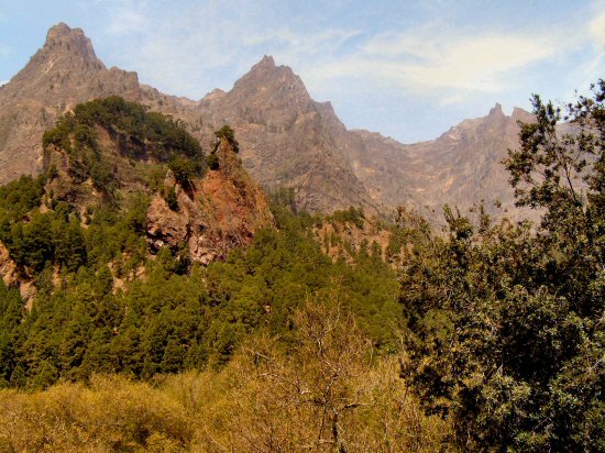 8 (17) Blick hinauf zu den Gipfeln der Caldera